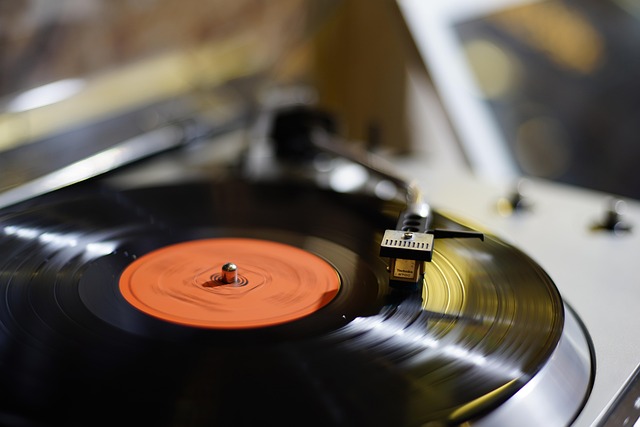 Platine vinyle lisant un disque noir